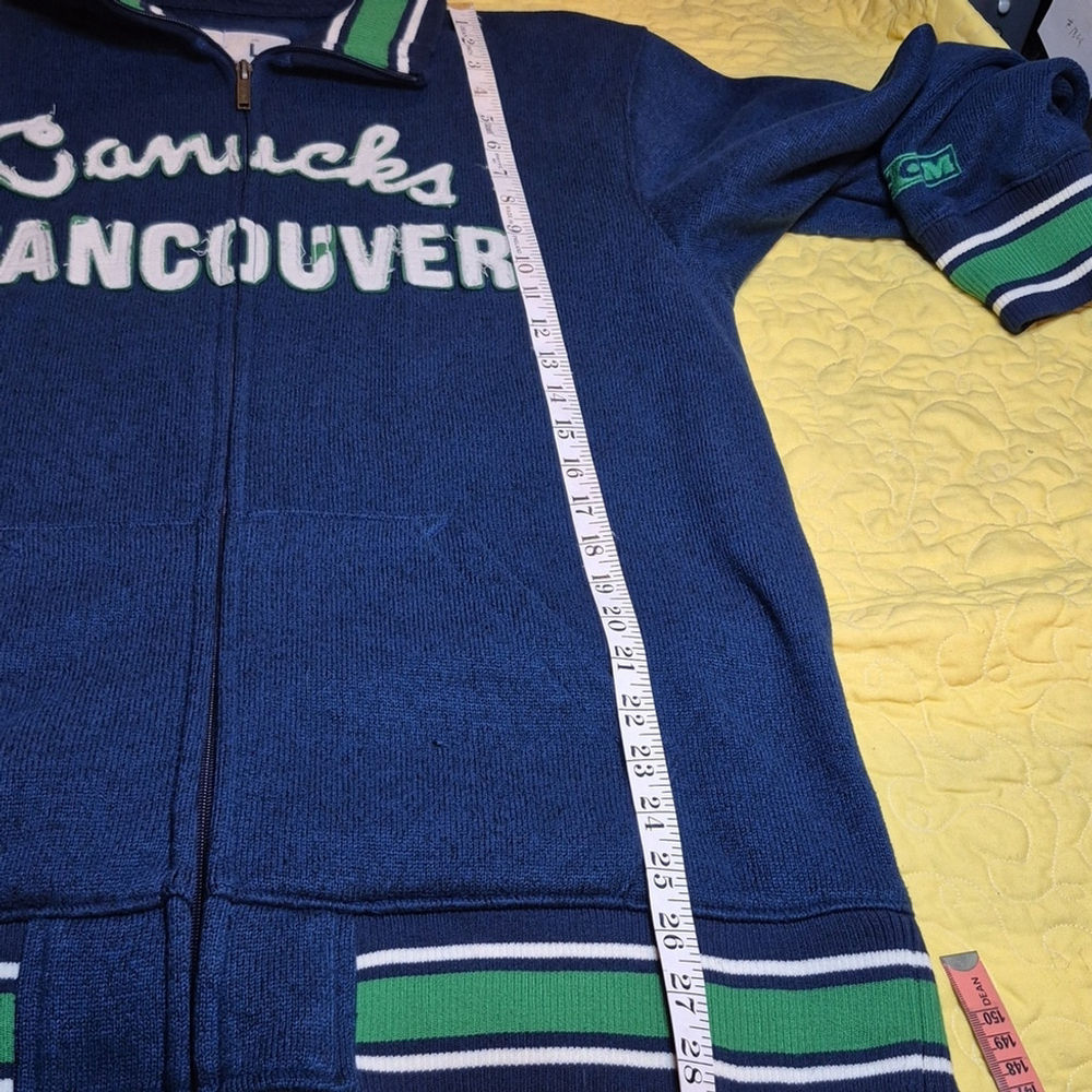 CCM: Blue/Green/white Vancouver Canucks Zip-Up Jacket.(#2014) Sz.large. - Picture 12 of 13